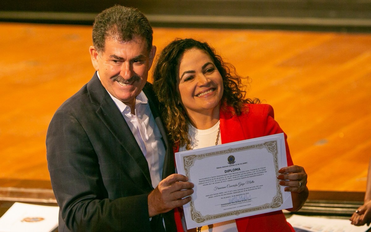 Franciane Motta ao lado de Paulo Melo durante cerimônia